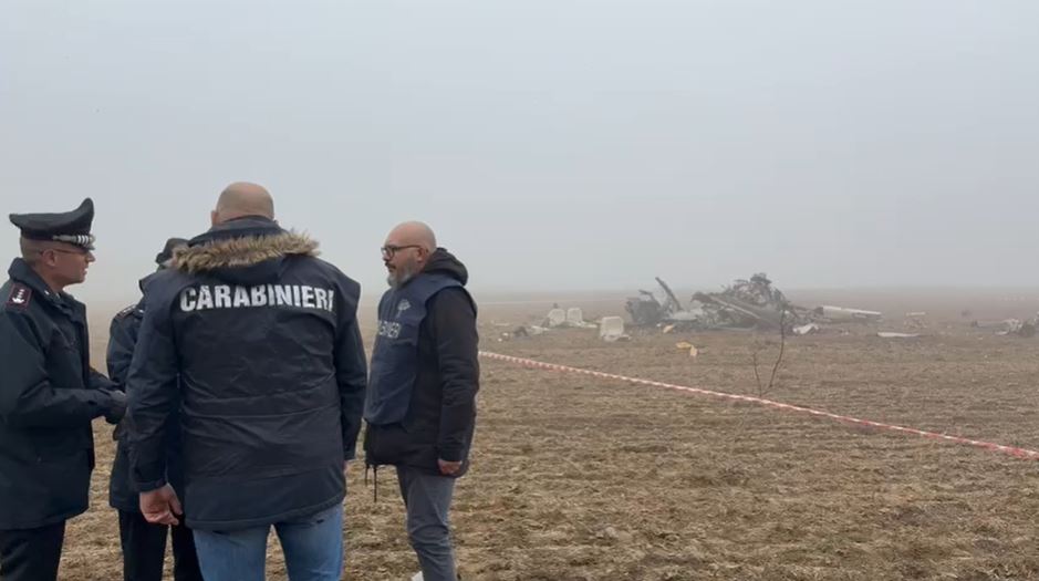 Mantova, precipita un elicottero a Casalromano, morto il pilota. Incidenti per la nebbia sull'autostrada A22: «Fate massima attenzione»