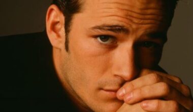 «Luke Perry era molto più di Dylan»: i 200 provini falliti, le fan che gli chiedevano il chewing gum masticato e l'abito fatto di funghi nella bara