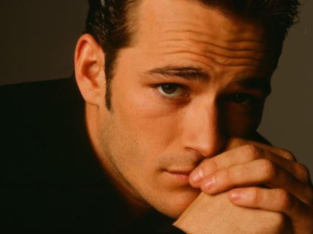 «Luke Perry era molto più di Dylan»: i 200 provini falliti, le fan che gli chiedevano il chewing gum masticato e l'abito fatto di funghi nella bara