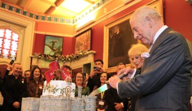 Re Carlo compie 77 anni, gli auguri di William e Kate. Bilancio di un anno di successi globali (e guai in famiglia)