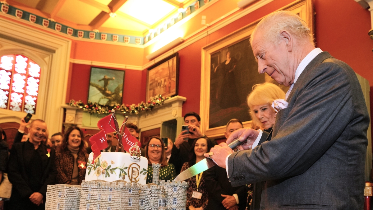 Re Carlo compie 77 anni, gli auguri di William e Kate. Bilancio di un anno di successi globali (e guai in famiglia)