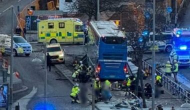 Stoccolma, autobus si schianta contro una pensilina: ci sarebbero «diversi morti». L'autista è stato arrestato