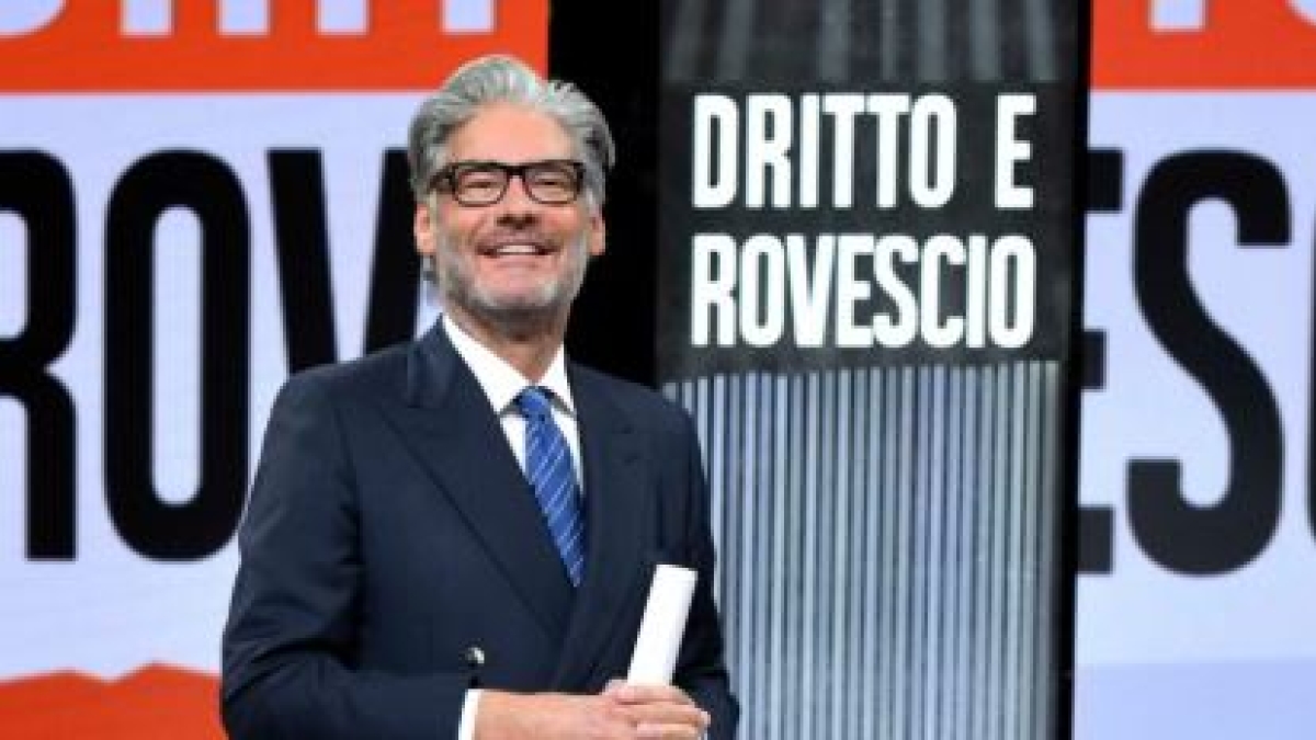 Gli ospiti nei talk show con il cellulare come suggeritore