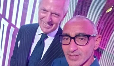 Calendario Pirelli 2026, Marco Tronchetti Provera alla console con Dj Ben: in completo sartoriale suona i Daft Punk