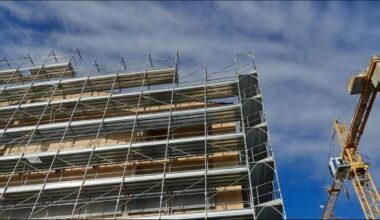 Manovra 2026, avanti con la sanatoria edilizia e pressing per cancellare la cedolare secca al 26% sugli affitti brevi, le novità e gli emendamenti