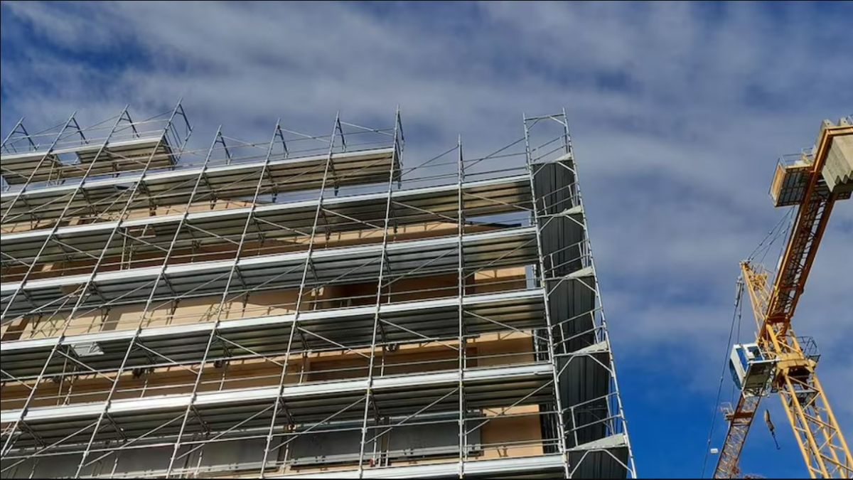 Manovra 2026, avanti con la sanatoria edilizia e pressing per cancellare la cedolare secca al 26% sugli affitti brevi, le novità e gli emendamenti