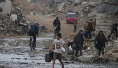 Forti piogge e inondazioni a Gaza: «Le condizioni degli sfollati sono disperate, servono roulotte e tende»