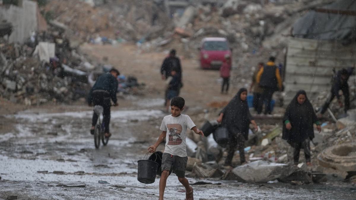 Forti piogge e inondazioni a Gaza: «Le condizioni degli sfollati sono disperate, servono roulotte e tende»