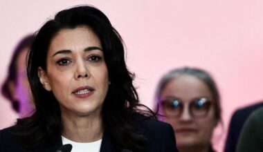 Sophia Chikirou, la Mamdani francese che si candida a sindaco di Parigi: «Voglio dare voce ai lavoratori»