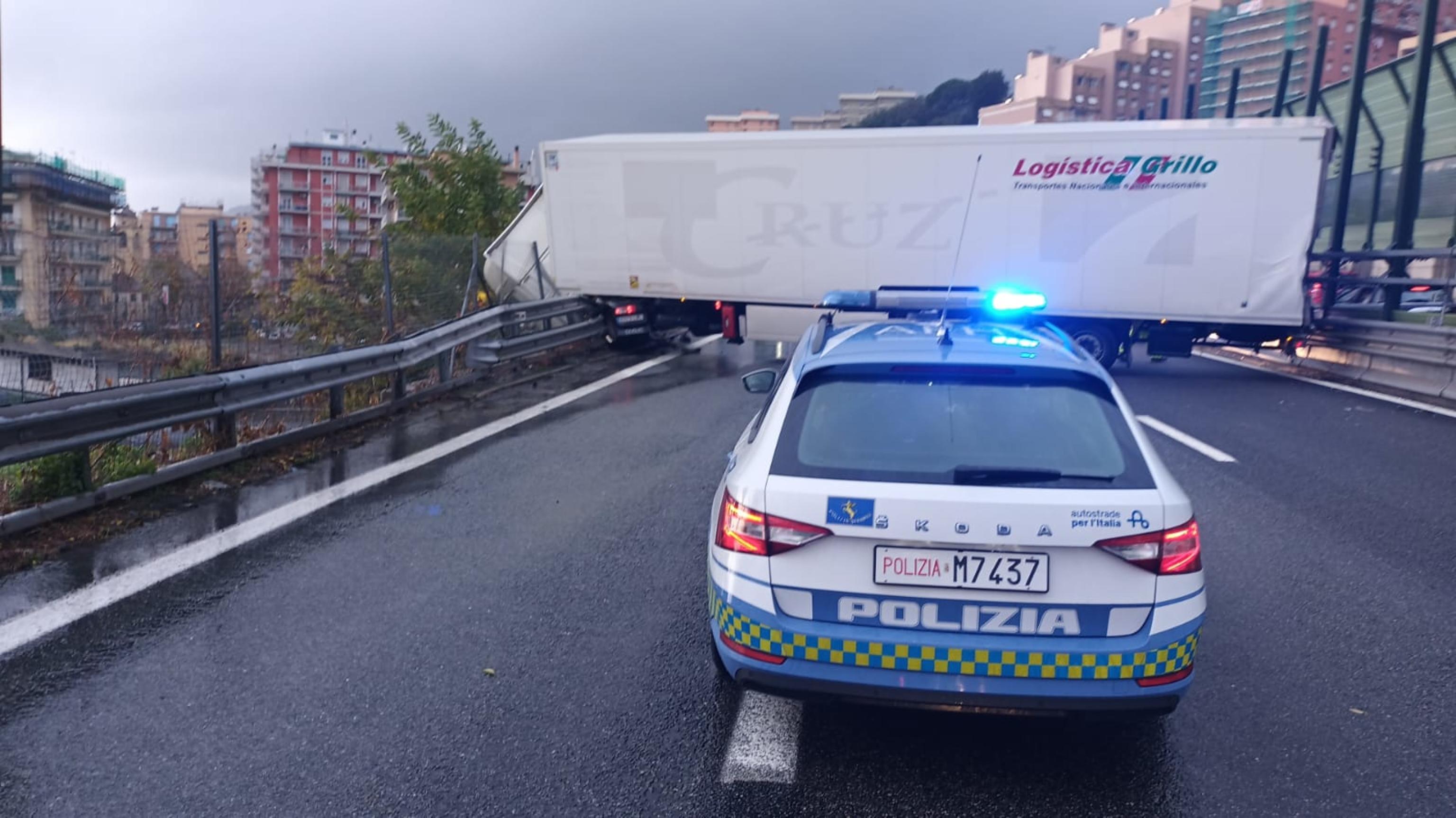 Una foto relativa a un incidente avvenuto sulla A10 Genova-Savona nel quale è rimasto coinvolto un camion. Il traffico è bloccato con 2 km di coda a partire da Arenzano, 15 novembre 2025. US POLIZIA STRADALE GENOVA +++FOTO DIFFUSA DALL'UFFICIO S...