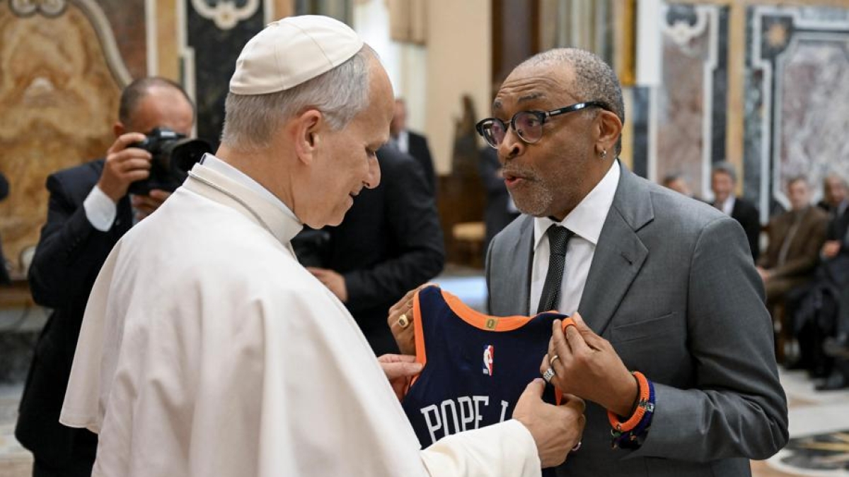 Papa Leone XIV incontra i professionisti del cinema: Blanchett gli regala un bracciale solidale, Spike Lee una maglia da basket