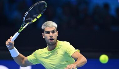 Alcaraz-Auger Aliassime 6-2 6-4 alle Atp Finals: Carlos raggiunge Sinner