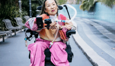 È morta Alice Wong, scrittrice e attivista per i diritti dei disabili. Il suo ultimo messaggio: «Non lasciate che quei bastardi vi schiaccino, vi voglio bene»