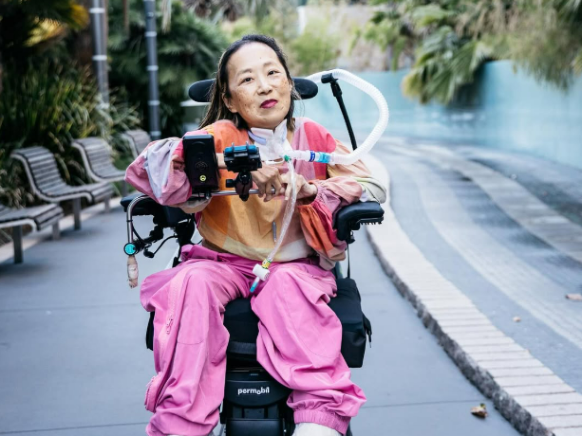 È morta Alice Wong, scrittrice e attivista per i diritti dei disabili. Il suo ultimo messaggio: «Non lasciate che quei bastardi vi schiaccino, vi voglio bene»