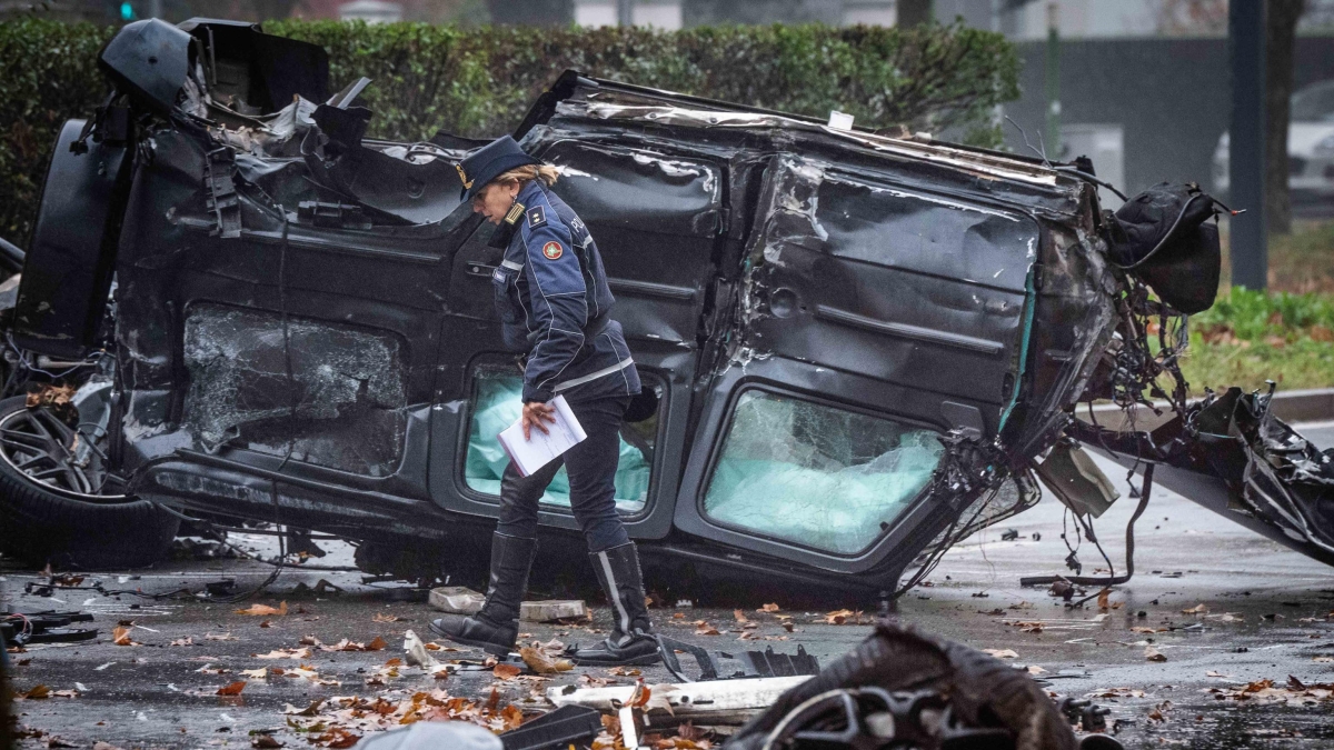 Milano, incidente in viale Fulvio Testi, schianto tra due auto, poi le fiamme: 21enne in fin di vita