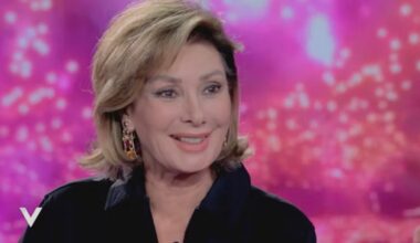 Edwige Fenech: «Mai rivelato il nome del padre di mio figlio che ho cresciuto da sola. Mia madre morta tra le mie braccia»