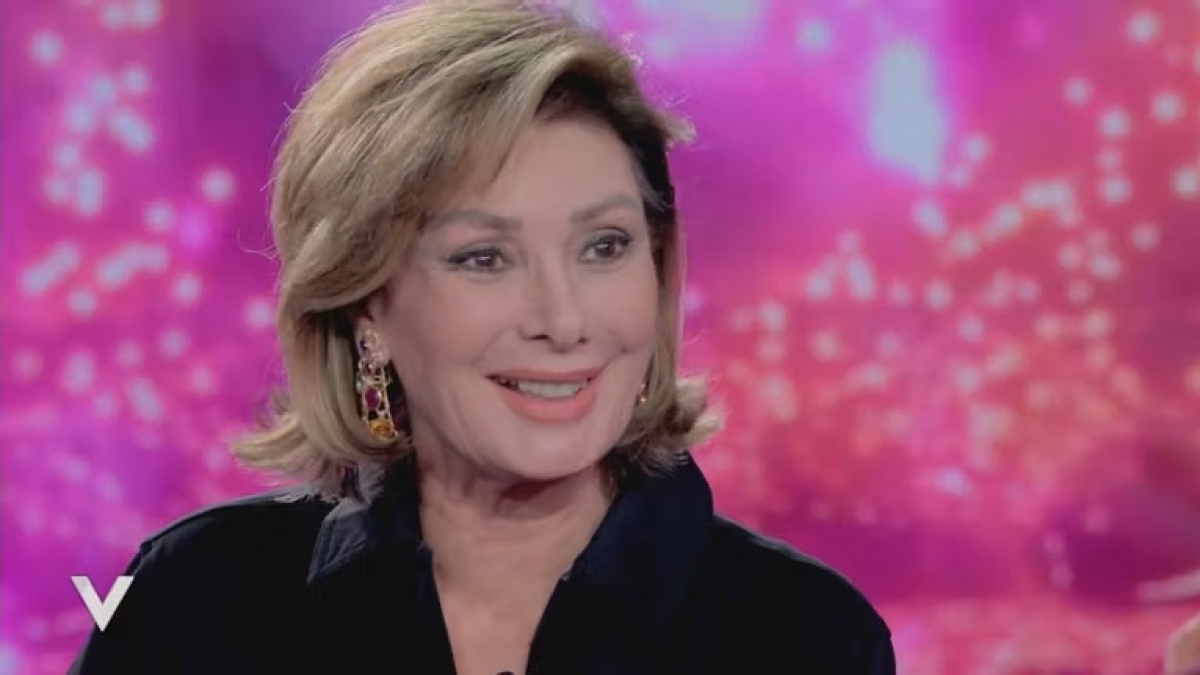 Edwige Fenech: «Mai rivelato il nome del padre di mio figlio che ho cresciuto da sola. Mia madre morta tra le mie braccia»