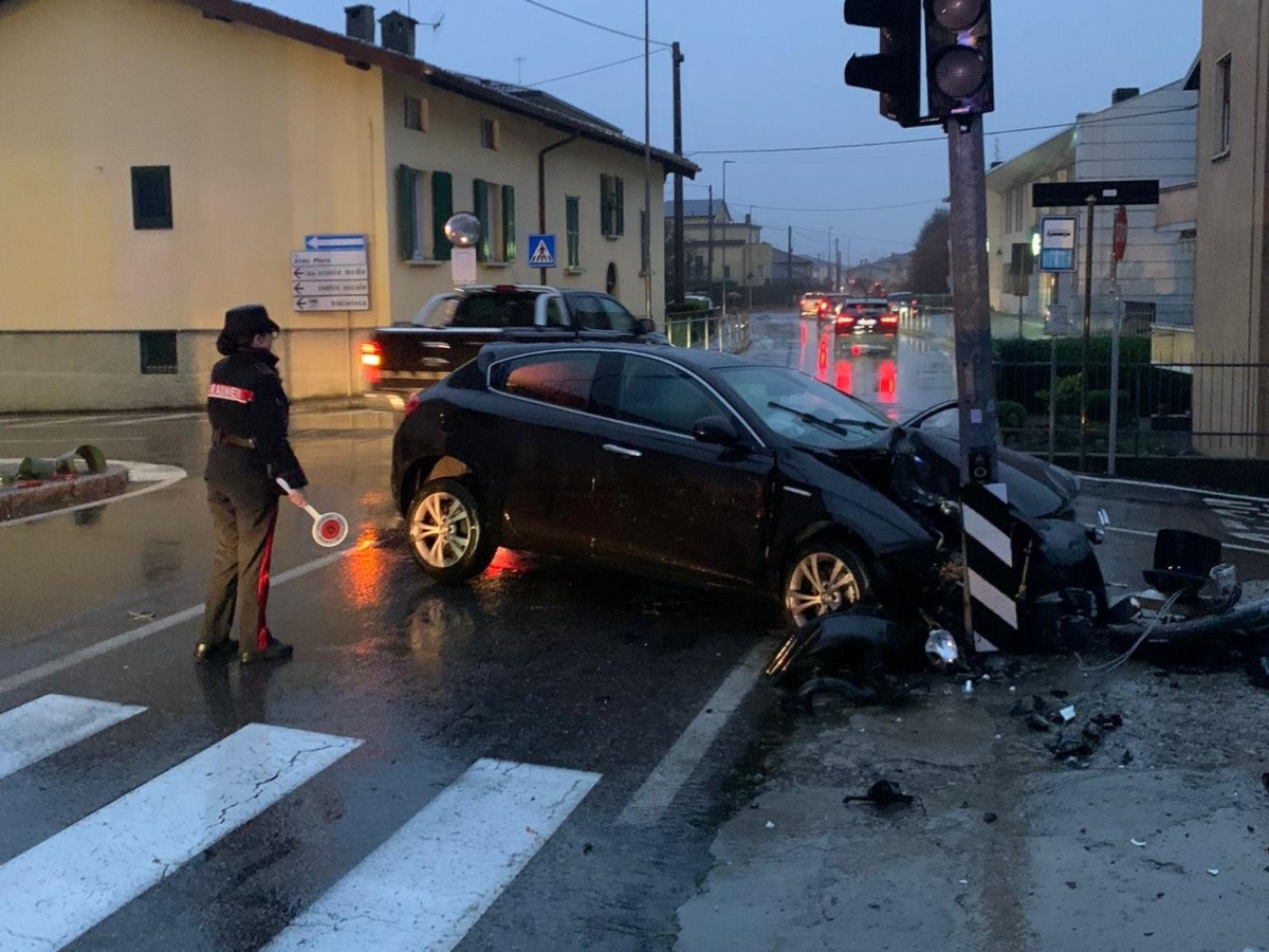 Pradalunga, esce di strada e sbatte con l'auto contro il palo del semaforo: morto 57enne