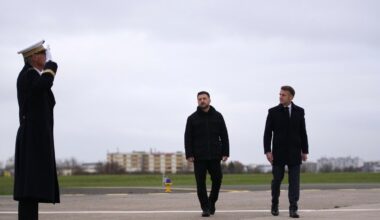 Ucraina - Russia, le notizie sul conflitto in diretta | Tusk: «Bomba sulla linea Varsavia-Lublino. È sabotaggio». Zelensky a Parigi, accolto da Macron