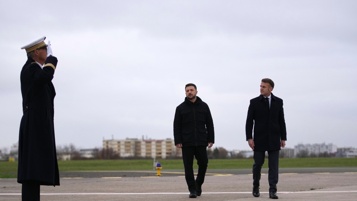 Ucraina - Russia, le notizie sul conflitto in diretta | Tusk: «Bomba sulla linea Varsavia-Lublino. È sabotaggio». Zelensky a Parigi, accolto da Macron