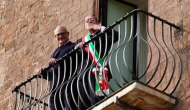 Carlo Verdone sindaco di Roma | L'artista in Campidoglio da Gualtieri: «L'amore per questa città l'ho imparato dai miei genitori». A pranzo nel centro anziani: orecchiette, saltimbocca e torta di compleanno
