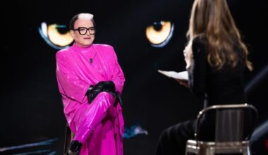 Malgioglio a «Belve»: «Non c'era bisogno di spiegare a mamma il mio orientamento sessuale. Ho un tatuaggio segreto che non farò vedere mai»