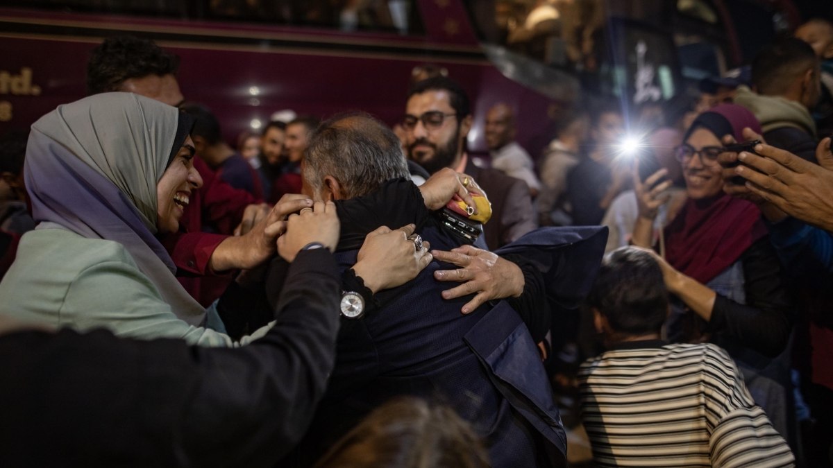 Gaza, le notizie sulla tregua Israele-Hamas in diretta | Raid aereo israeliano a Gaza City: almeno 13 feriti. Idf sgombera e demolisce un villaggio di coloni: scoppia la rivolta