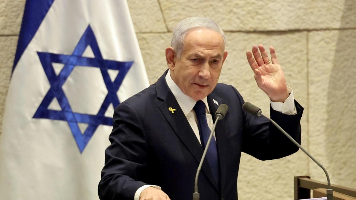 Netanyahu, una lettera di 111 pagine per chiedere la grazia: «È per la sicurezza del Paese». I critici: «Si penta e si ritiri»