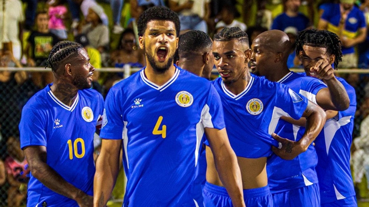Il Curacao è a un passo dai Mondiali: sarebbe il Paese qualificato più piccolo di sempre. Ha la popolazione di Ravenna e giocherà senza allenatore: i segreti