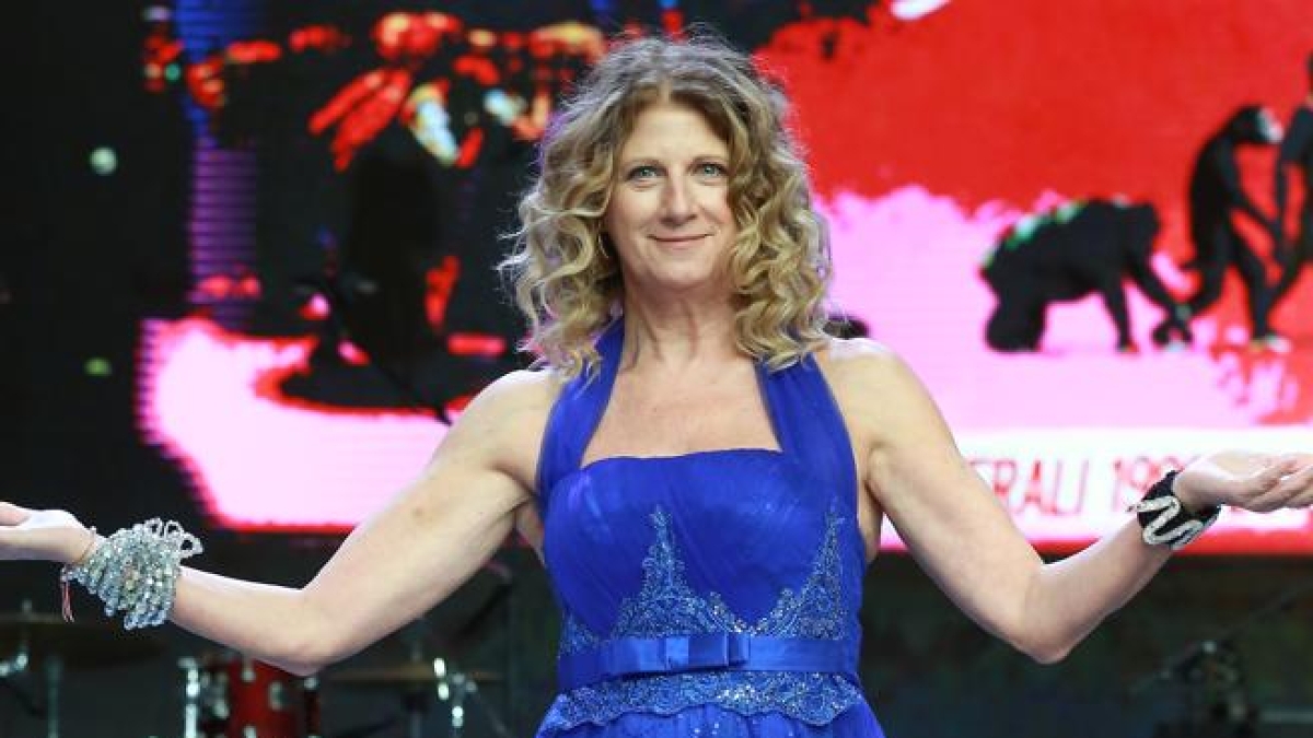 Angela Finocchiaro compie 70 anni: gli inizi nella compagnia Quelli di Grock, il successo con «Ratataplan», la vita privata riservata, 7 segreti