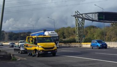 Donna accoltellata dall'ex compagno: si salva gettandosi dall'auto ferma sul Gra. Caccia all'uomo in tutta Roma