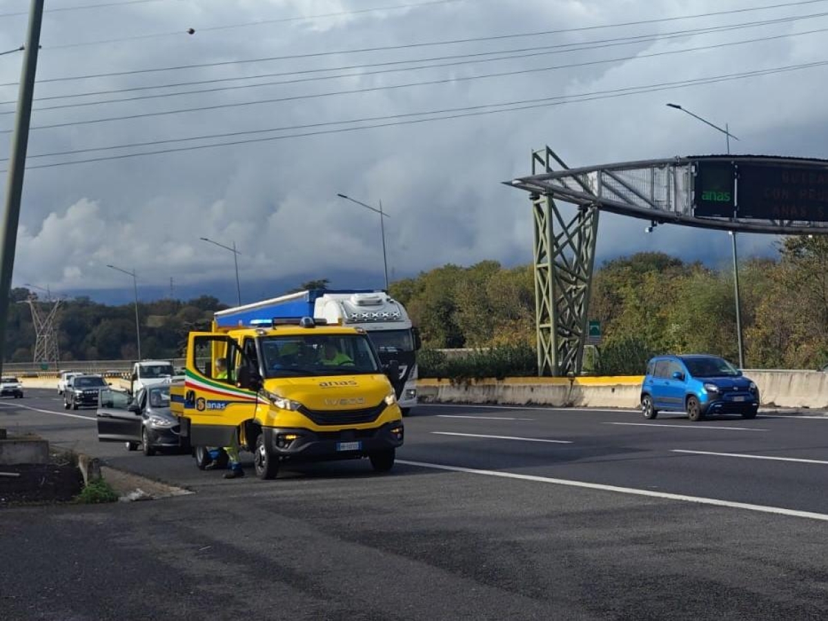 Donna accoltellata dall'ex compagno: si salva gettandosi dall'auto ferma sul Gra. Caccia all'uomo in tutta Roma