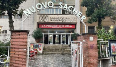 Moretti, al Nuovo Sacher striscione su un fantomatico film: «La premier che urla»