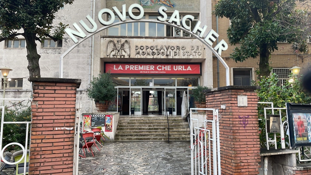 Moretti, al Nuovo Sacher striscione su un fantomatico film: «La premier che urla»