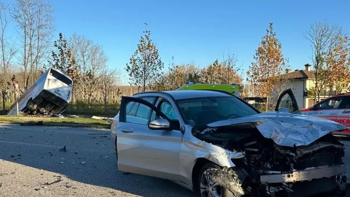 Incidente a Pordenone tra auto e bus con 13 studenti: il mezzo in bilico oltre la carreggiata