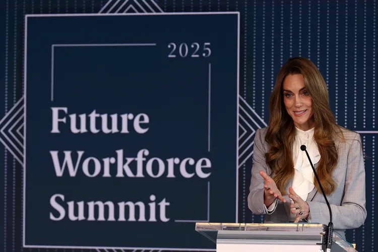 Kate Middleton, primo discorso pubblico dopo la diagnosi di cancro: look formale per parlare dell'infanzia e dei bambini