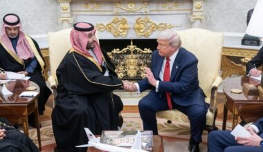 Trump-Bin Salman, gli affari e lo show: il principe promette mille miliardi agli Usa e il presidente lo difende su Khashoggi