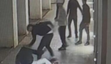 Milano, i genitori del 22enne massacrato in corso Como: «Nei video la disumana indifferenza degli aggressori. Ora pensino al male insensato che hanno fatto»