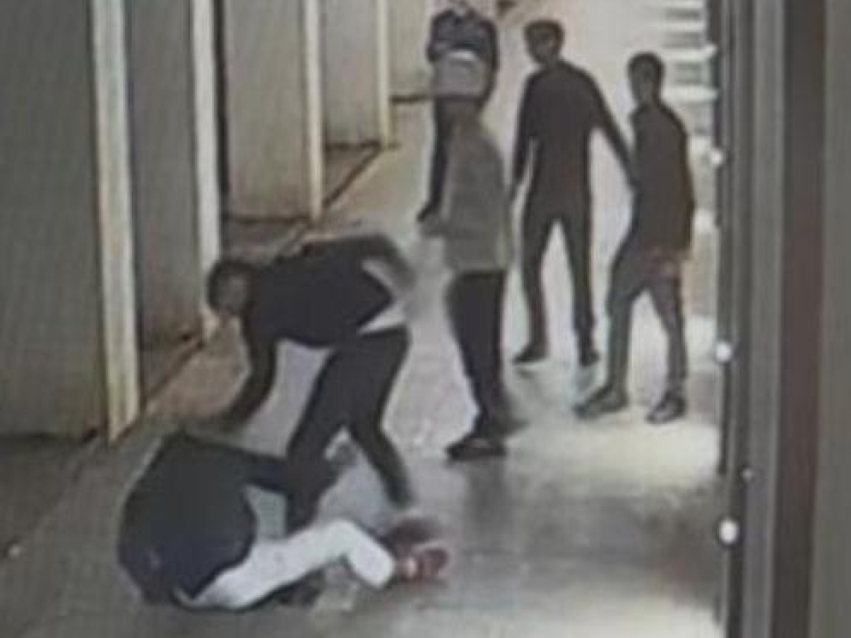 Milano, i genitori del 22enne massacrato in corso Como: «Nei video la disumana indifferenza degli aggressori. Ora pensino al male insensato che hanno fatto»