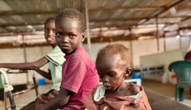 I bambini quasi vivi del Sudan: così la piccola Huatin si è salvata con i fratellini. «A 2 anni pesava 5 chili. Ora ha perso anche la mamma»