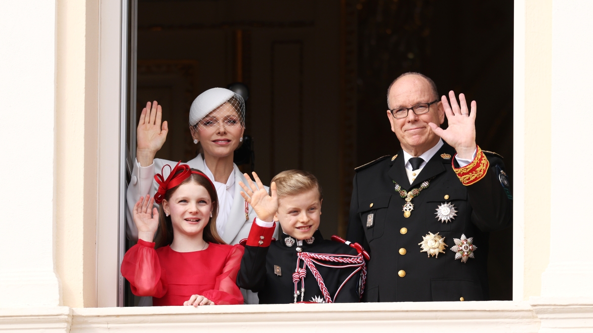Monaco in festa con principi Alberto e Charlène. «Tarantella e O Sole mio» intonati dai Carabinieri italiani davanti al Palais
