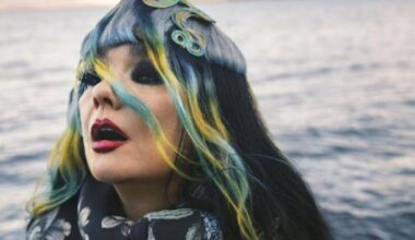 Björk compie 60 anni: il padre politico, ha cantato in una band post punk, chi è il compagno fotografo, 7 segreti