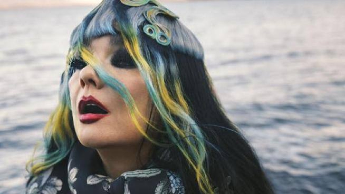 Björk compie 60 anni: il padre politico, ha cantato in una band post punk, chi è il compagno fotografo, 7 segreti