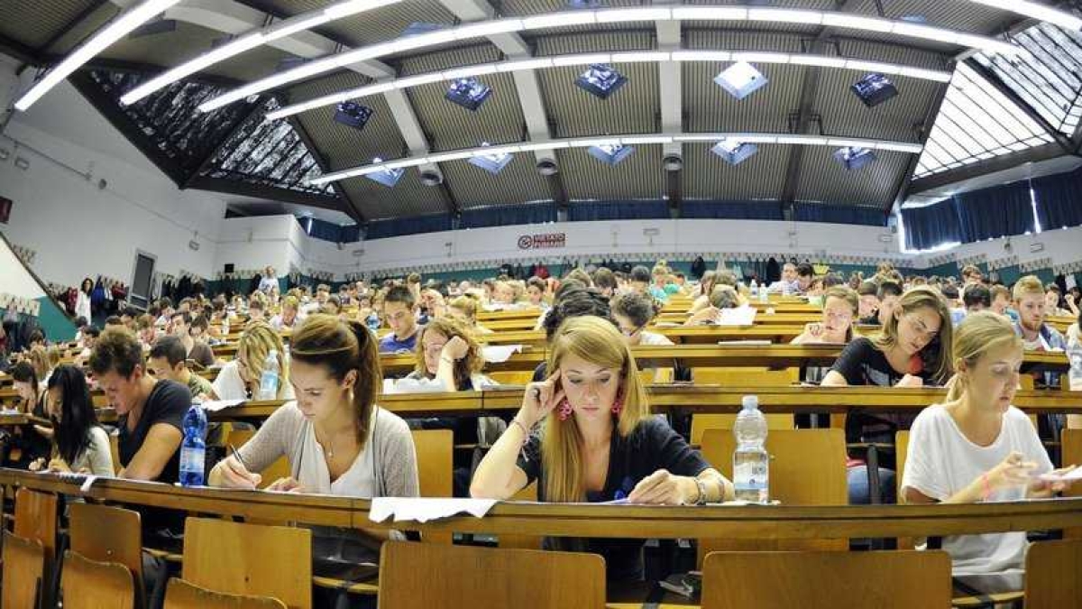 Test Medicina 2025, al via il primo appello d'esame per gli iscritti al «semestre filtro». Ne passerà poco più di uno su tre
