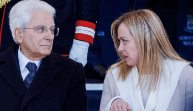Mattarella e i 20 minuti al Quirinale con Meloni, l'incontro non chiude il caso. Poi in serata arriva la nota «distensiva» di FdI