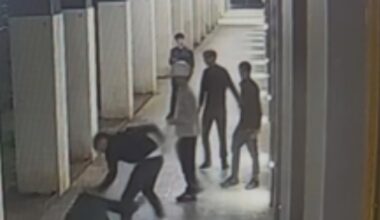 Il padre del bocconiano accoltellato in corso Como: «A Milano non si può più camminare, sembra di essere nel Bronx»