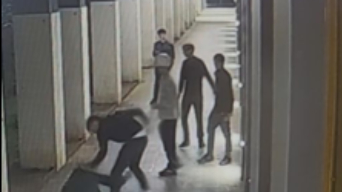 Il padre del bocconiano accoltellato in corso Como: «A Milano non si può più camminare, sembra di essere nel Bronx»