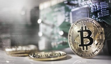 Bitcoin, ecco perché precipita: halving, correzione e tasse in aumento, cosa cambia per la criptovaluta e quali sono i pericoli