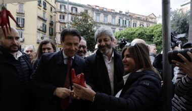 Fico e Conte, tra corna e cornetti il tour scaramantico alla Pignasecca di Napoli. Nel pomeriggio c'è Schlein