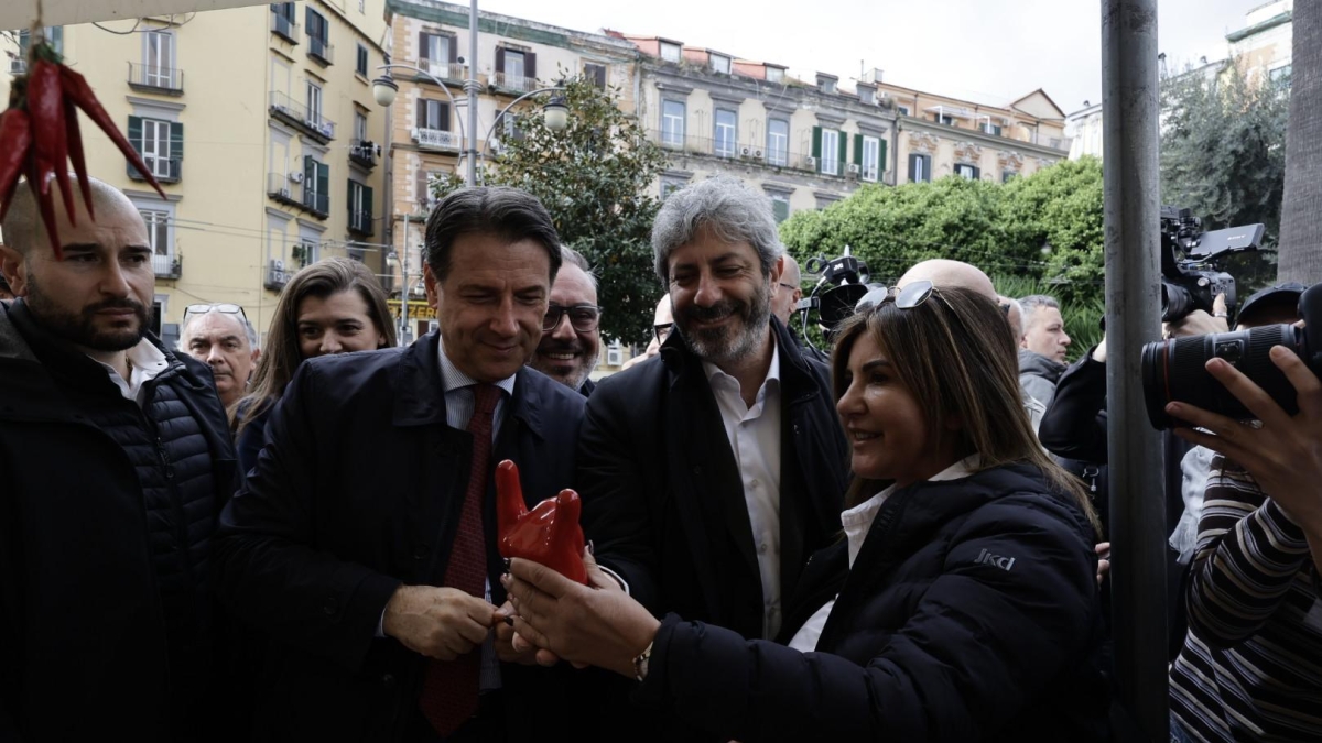 Fico e Conte, tra corna e cornetti il tour scaramantico alla Pignasecca di Napoli. Nel pomeriggio c'è Schlein